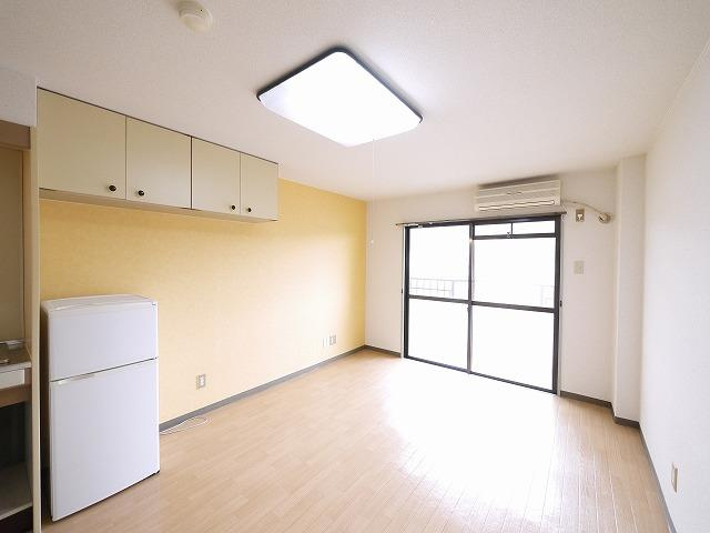 奈良アサカハイツの居間・リビング|明るい洋室です。