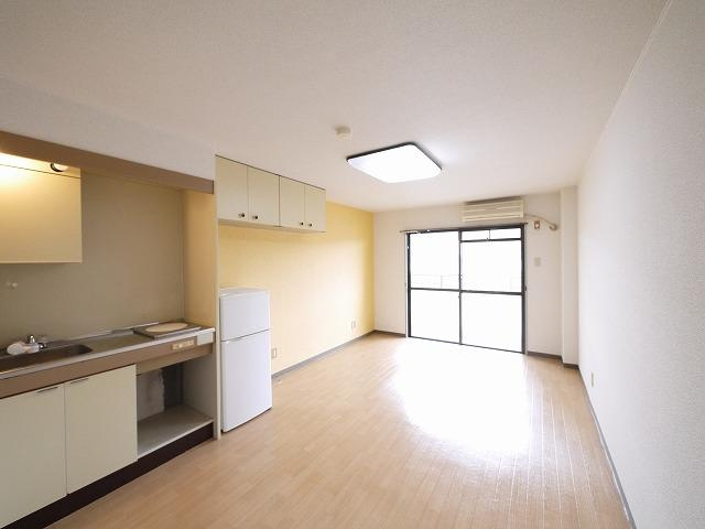 奈良アサカハイツの居間・リビング|明るい洋室です。