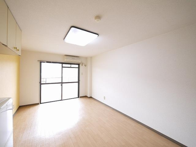 奈良アサカハイツの寝室|明るい洋室です。