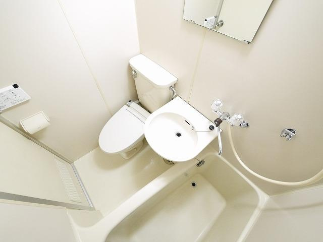 奈良アサカハイツのトイレ|お掃除もし易いユニットバスタイプ。