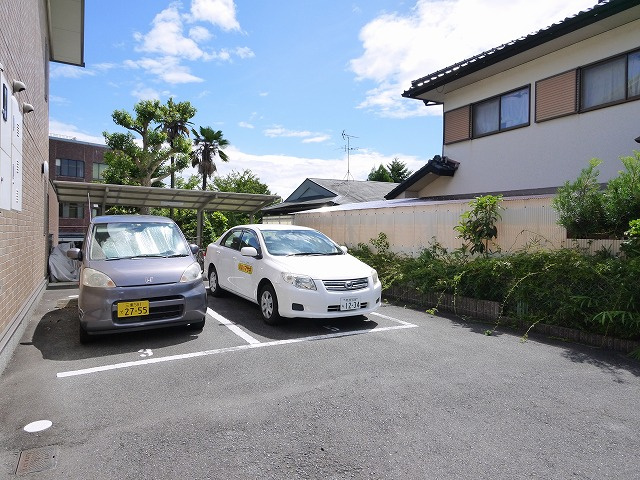 ルンルアン高畑の駐車場|カースペースがあります