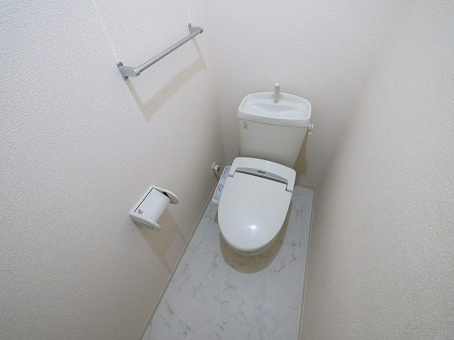 メゾン　シャルム　Ｂ棟のトイレ|落ち着いた色調のトイレです