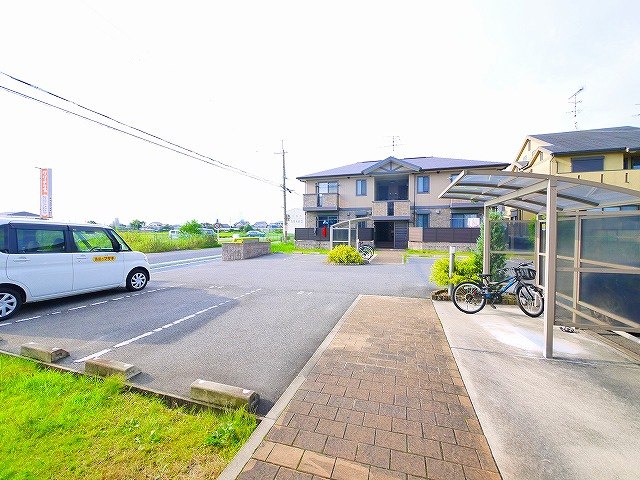 メゾン　シャルム　Ｂ棟の駐車場|駐車場があるので、車を買う予定の方も安心です
