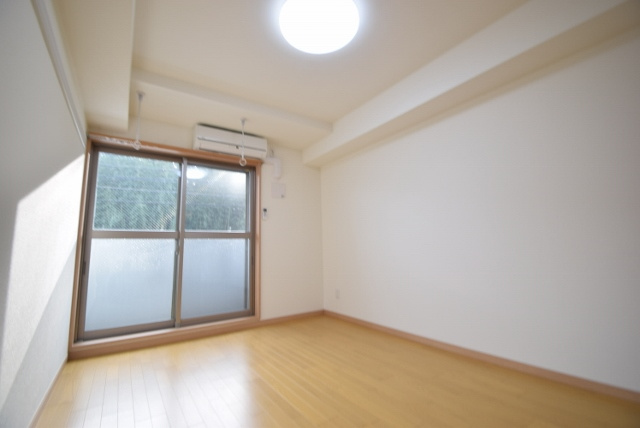 レオ四拾六番館の寝室|綺麗な洋室