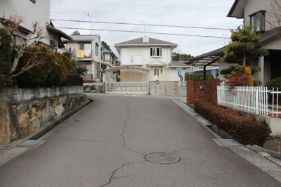 【前面道路含む現地写真】 | 大津市水明2丁目31-8 中古戸建て | 全面道路から対象物件