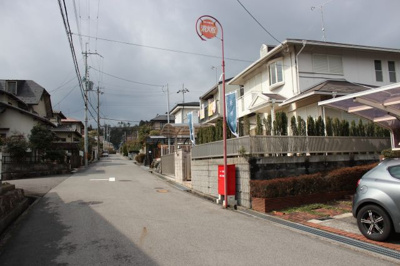 【前面道路含む現地写真】 | 大津市水明2丁目31-8 中古戸建て | 全面道路、別角度