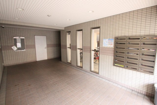 東大阪市小阪２丁目の賃貸マンションのエントランス