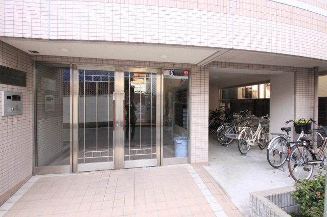東大阪市小阪２丁目の賃貸マンションのエントランス