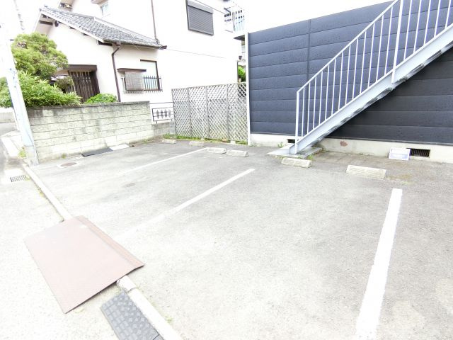 ガーデンハイツさやまの駐車場