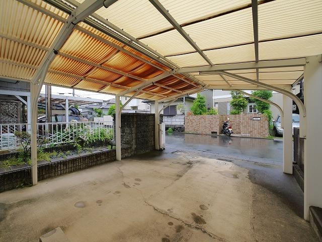 平川邸の駐車場|駐車場に車を止められます