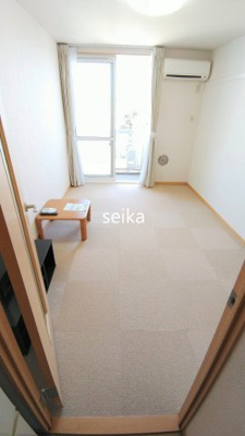 【その他】 | ソレイユ | ※参考写真　現況優先　建具の色が違う場合がございます。
1階はフローリング、2階以上はカーペットタイプとなります。