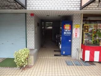 【エントランス】 | 金井ビル　鶯谷駅・入谷駅から徒歩８分！コンビニ近く！ワンフロア２世帯！角部屋の３面採光！２面バルコニー！設備充実！