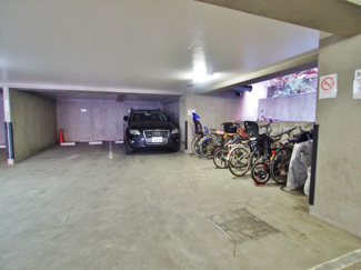 【駐車場】 | 建物内にある駐車・駐輪場。近隣にも駐車場あり