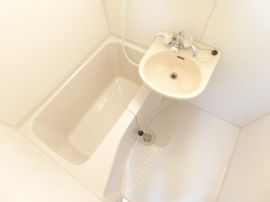 中西ハイツⅡの浴室|同物件別部屋