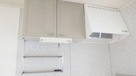 セジュール司の設備|キッチン上部に収納有ります