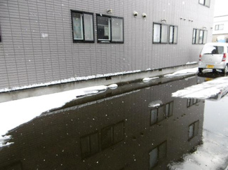 【駐車場】 | 水で消雪しているので冬も安心です