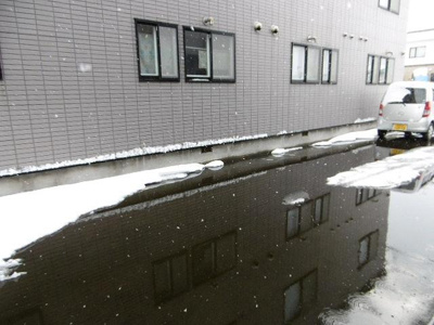 【駐車場】 | ハイムラフォーレ | 水で消雪しているので冬も安心です