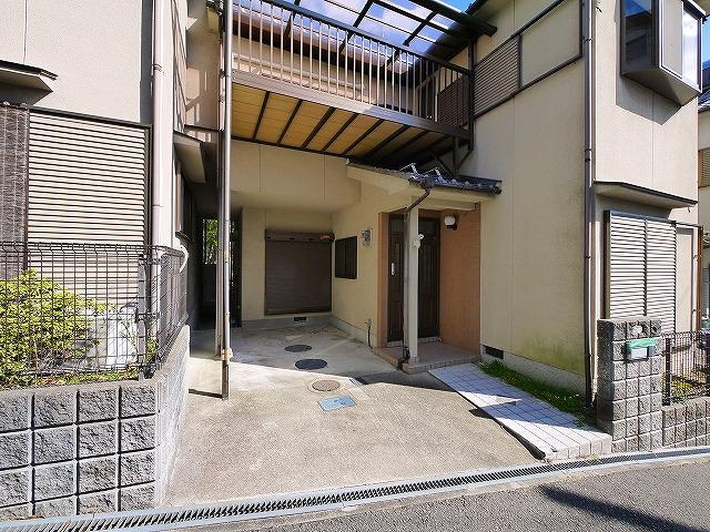 九条戸建の駐車場|敷地内にお車を止められます
