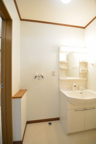 【洗面所】 | ラフォーレ若葉 | スペースが確保できる洗面所です