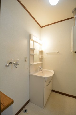 【洗面所】 | ラフォーレ若葉 | 広い洗面スペース