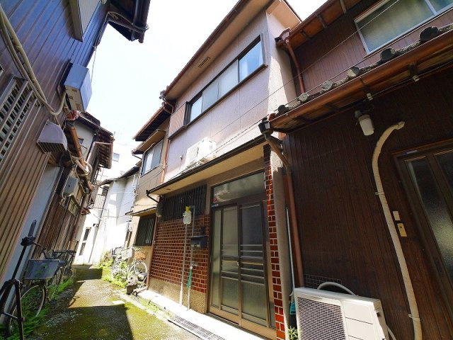 南郡山町テラスハウスの外観