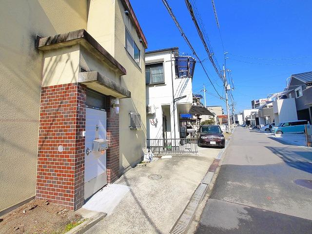 大宮町一丁目戸建のエントランス|ゆとりのあるエントランスです