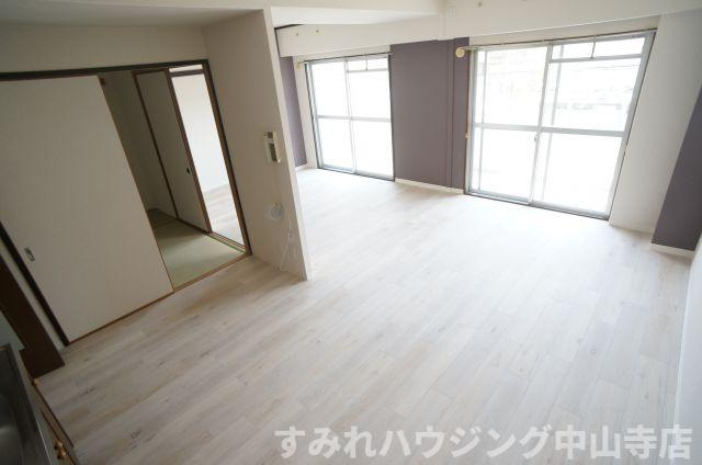 鈴彩館（リンサイカン）の居間・リビング|南向きの明るいリビング。