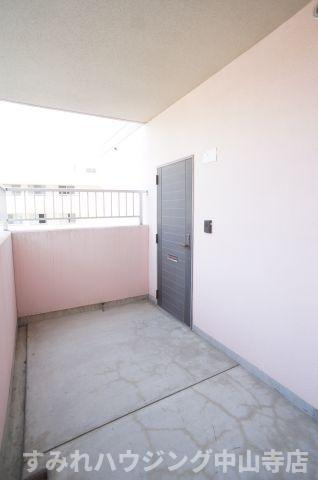 鈴彩館（リンサイカン）の玄関|玄関前の共用スペースもゆとりあり！