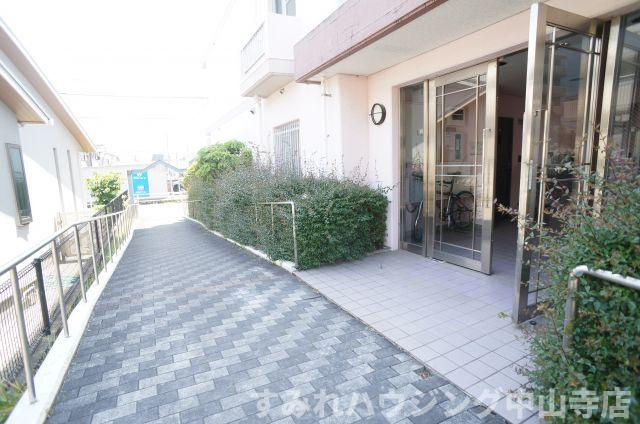 鈴彩館のエントランス
