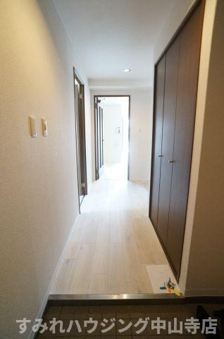鈴彩館（リンサイカン）の玄関|明るい床色です。