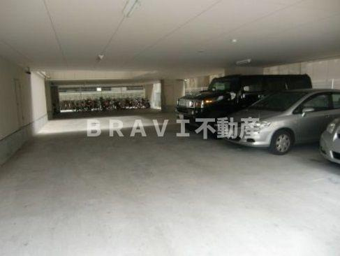 アーデン和泉町　BRAVI不動産の駐車場|【アーデン和泉町】駐車スペースもあります