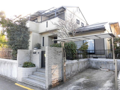 【駐車場】 | 大津市仰木の里東六丁目5-14 中古戸建 | 建物玄関、駐車スペースを確認出来るカット、カーポート付です