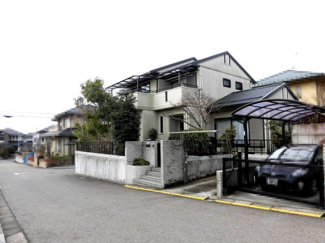 【前面道路含む現地写真】 | 建物北東方向から道路と建物が確認できるカット