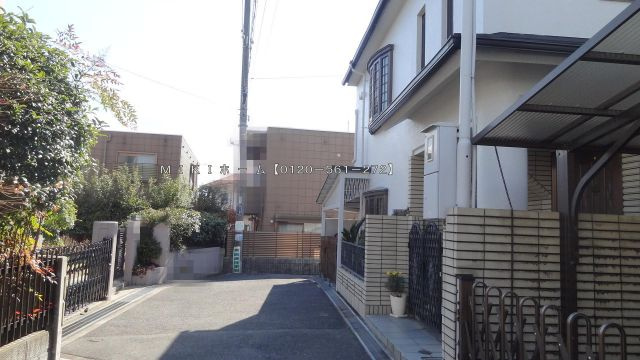 箕面市半町１丁目　中古一戸建の前面道路含む現地写真