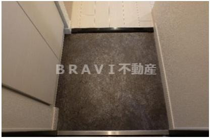 プレサンス立売堀アーバンスタイル　BRAVI不動産の玄関|【プレサンス立売堀アーバンスタイル】明るい玄関です