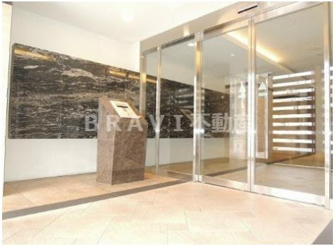 プレサンス立売堀アーバンスタイル　BRAVI不動産のエントランス|【プレサンス立売堀アーバンスタイル】ゆとりのあるエントランスです