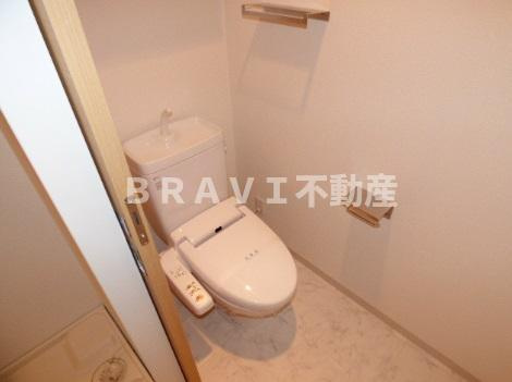 アーバネックス南堀江　BRAVI不動産のトイレ|【アーバネックス南堀江】落ち着いた色調のトイレです