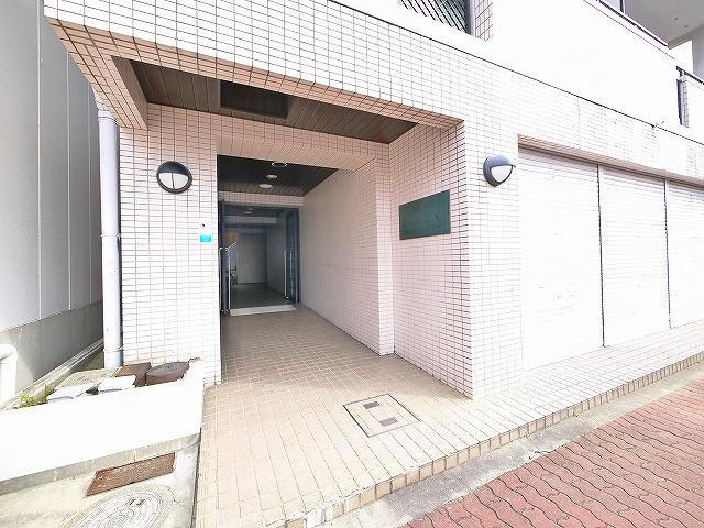 コーポやすらぎ（南袋町）のエントランス|明るいエントランスです。