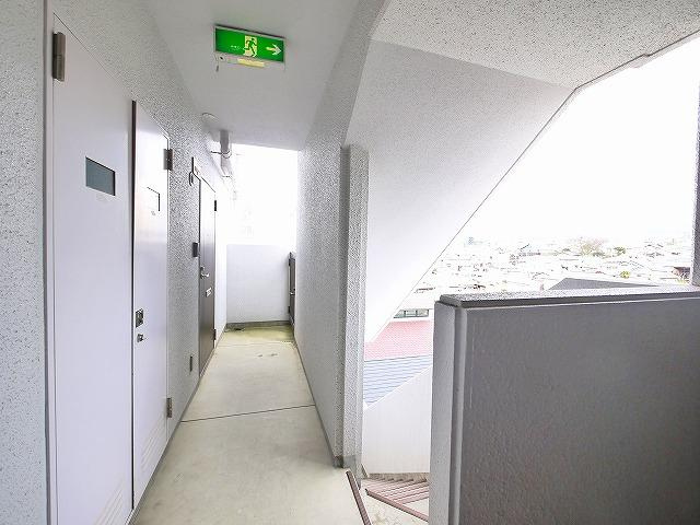 コーポやすらぎ（南袋町）のその他共用部分|明るい共有スペース。