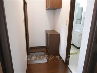 広島市安佐北区口田４丁目のアパートの玄関