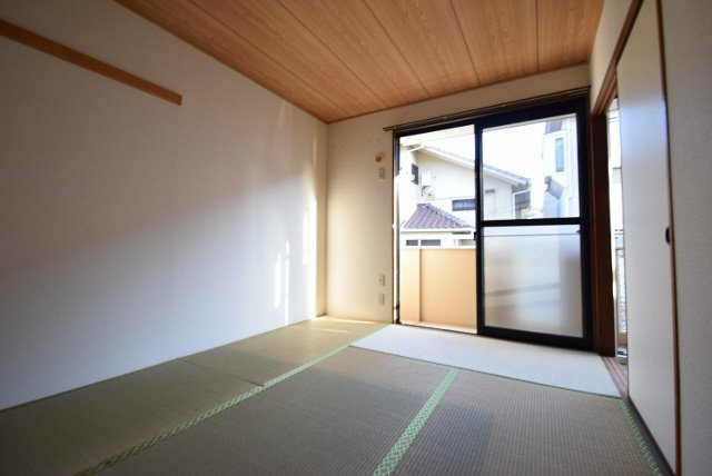 セジュール大柏の居間・リビング|南向きの落ち着く和室です。