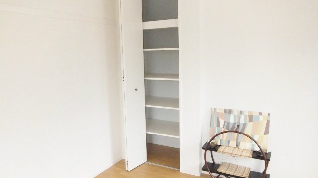 アルヴィータ弐番館の居間・リビング|洋室収納です☆