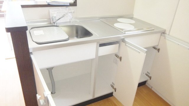 アルヴィータ弐番館のキッチン|キッチン下に収納あります