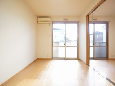 【居間・リビング】 | イル・リーヴル | 快適に過ごせるエアコン付のリビングです。