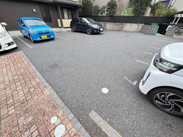 エーデルワイス中山の駐車場