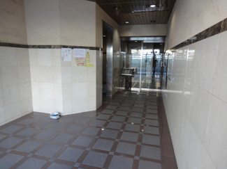 【エントランス】 | ライオンズマンション鶯谷第３ 　鶯谷駅から徒歩３分の好立地！買い物便利！ＳＲＣ造の分譲タイプマンション！セキュリティー設備充実！