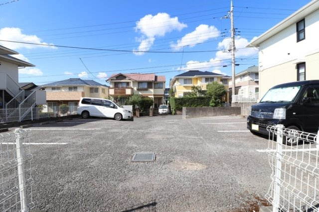 メゾンクレール参番館の駐車場