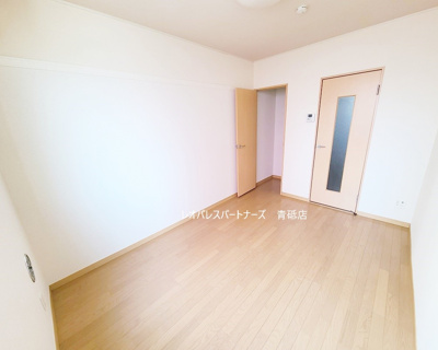  | シュークル | 1階はフローリング、2階以上はカーペットタイプとなります。
2階は腰窓になります。
