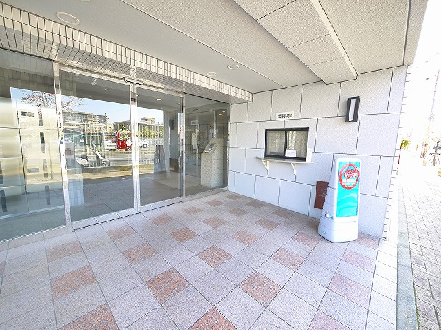 サンルモン新大宮のエントランス|オートロック付きで安心ですね。