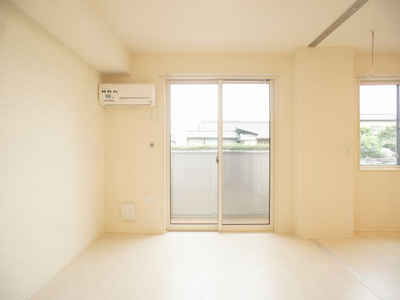 【居間・リビング】 | ミルクロス | 快適に過ごせるエアコンが付いています♪